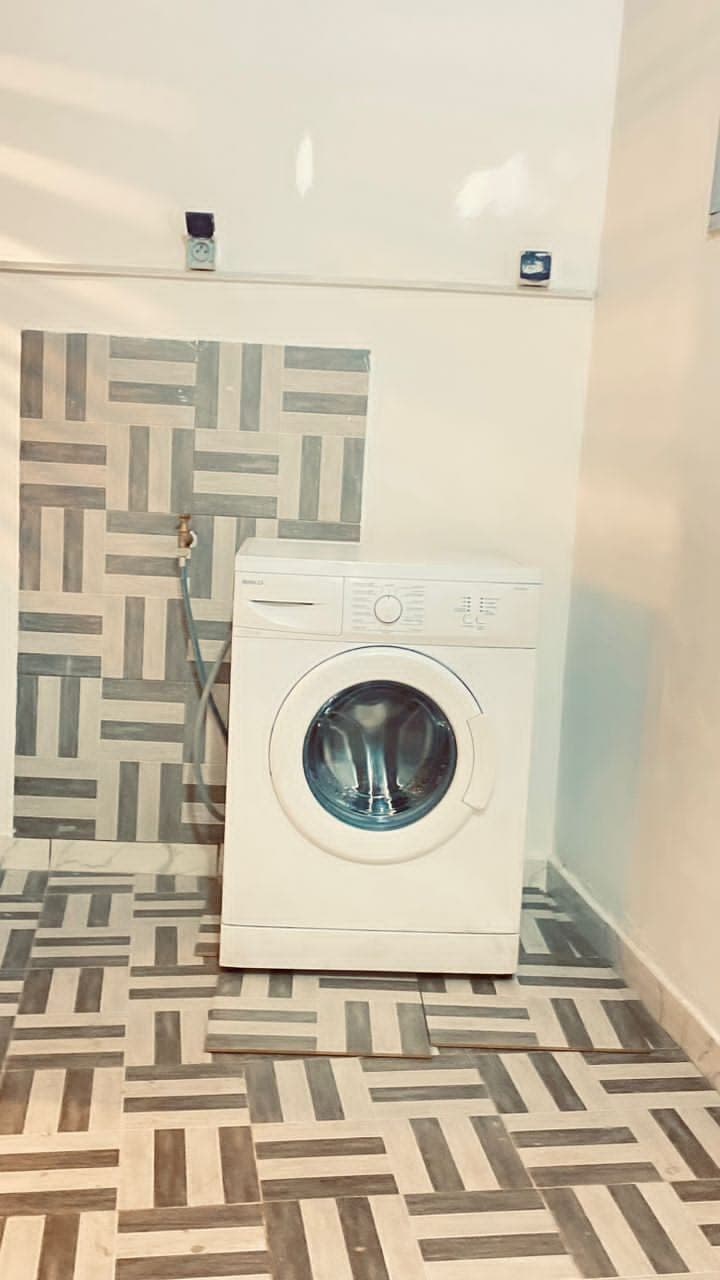 Coin buanderie avec lave-linge