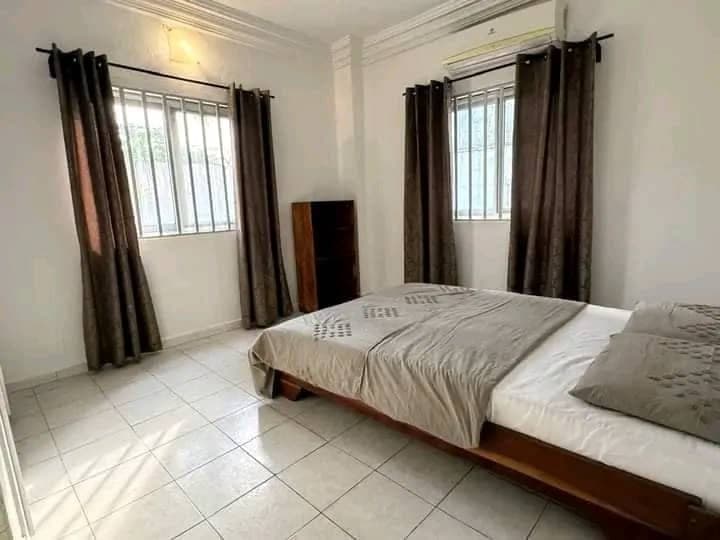 Chambre aux rideaux sombres
