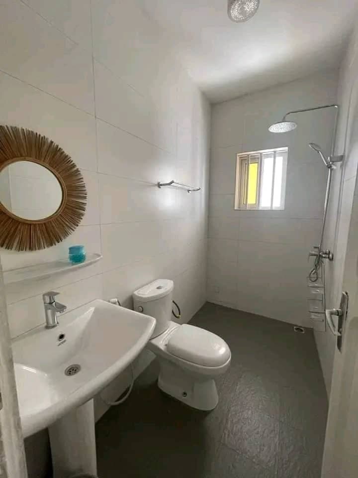 Salle d’eau au miroir rond
