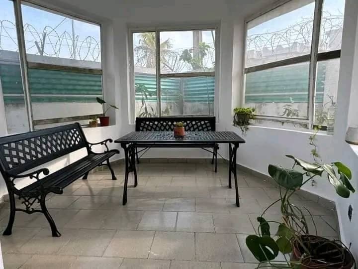 Véranda avec table et banc