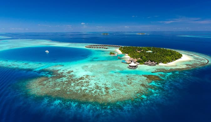 Vue aérienne d'un resort tropical sur lagon