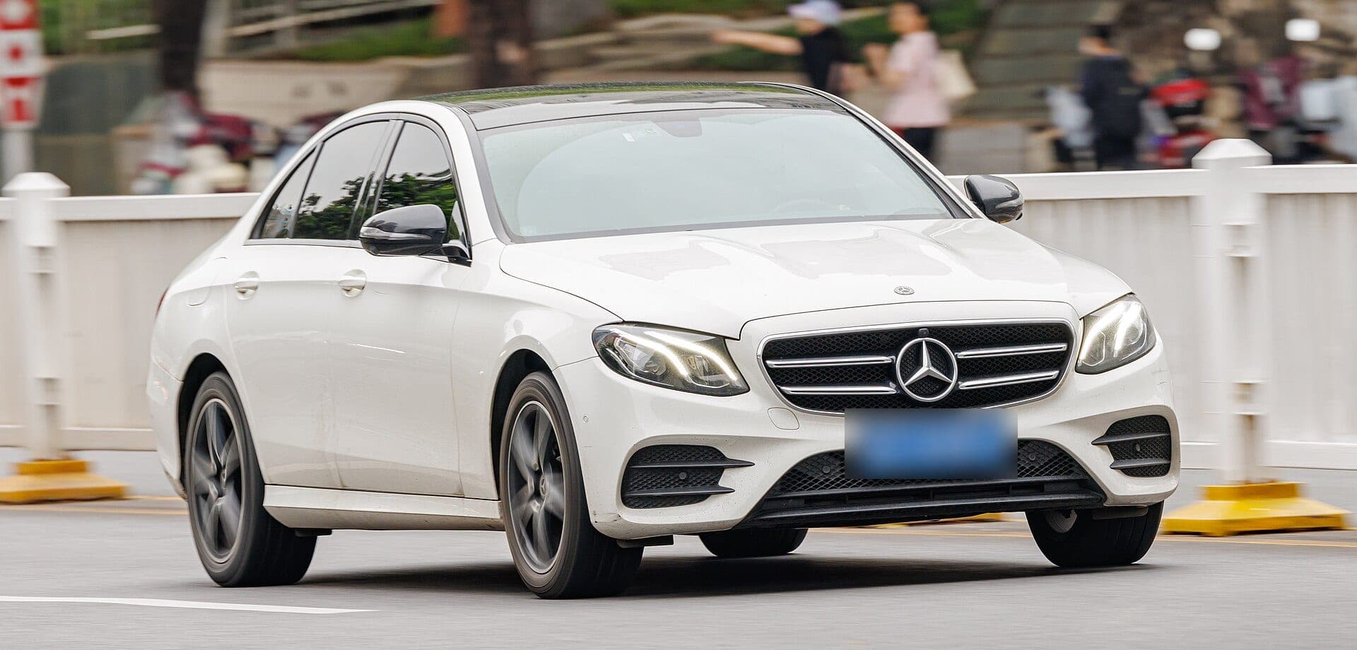 Mercedes-Benz Classe E blanche en circulation