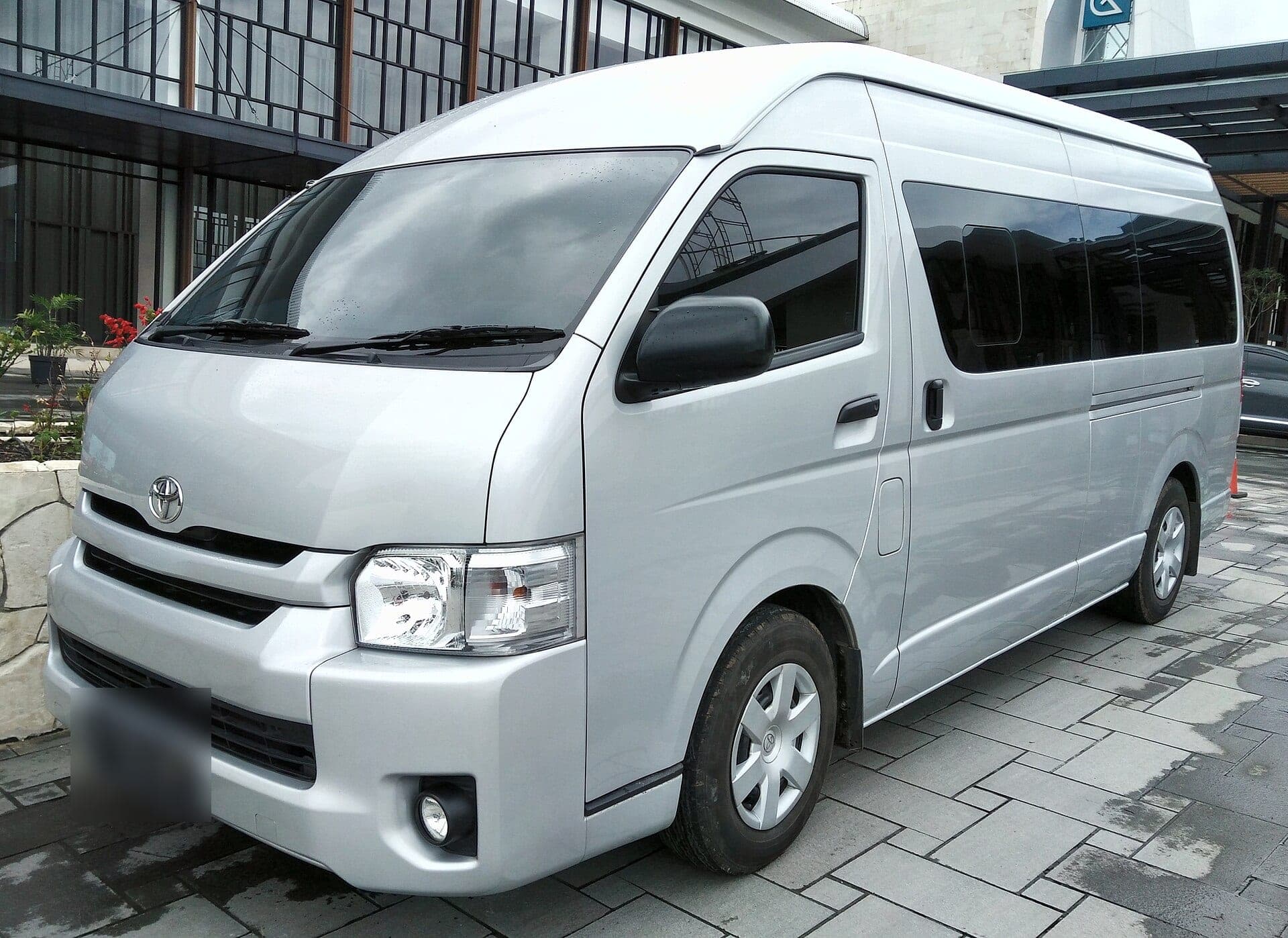 Minibus Toyota Hiace gris argent stationné