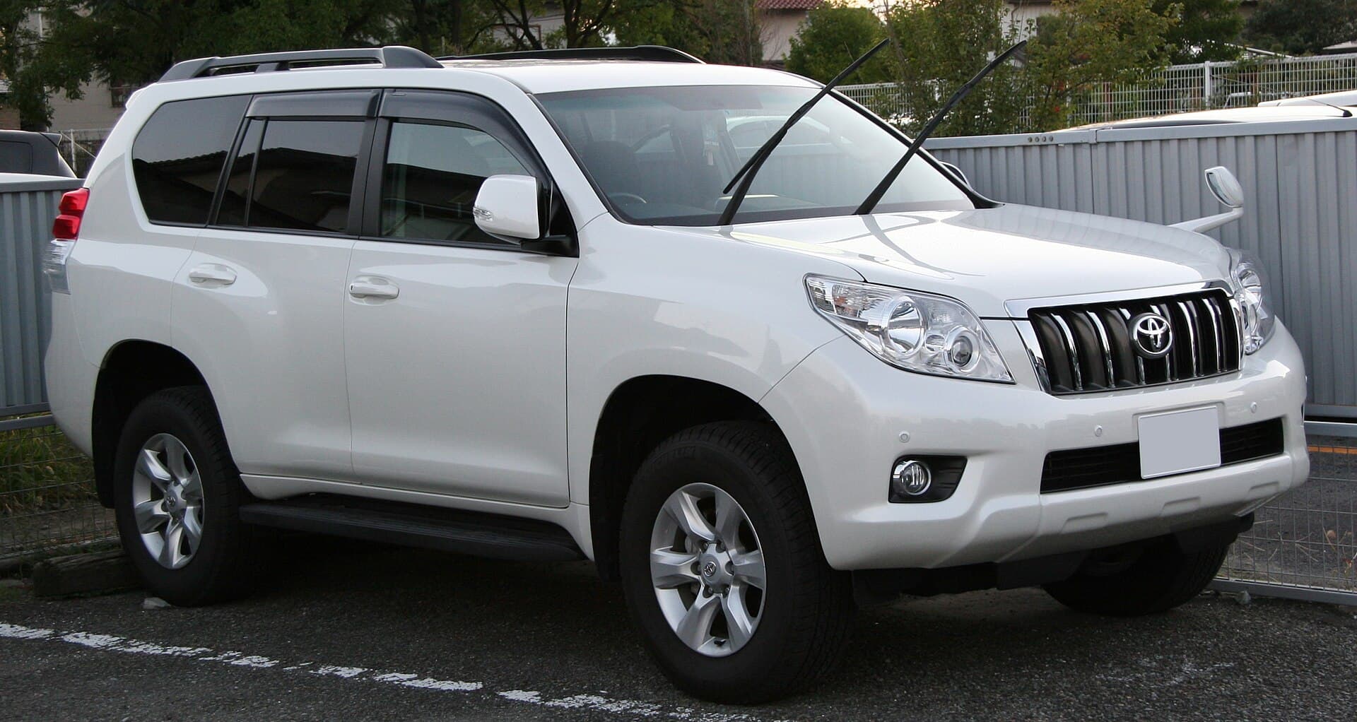 Toyota Land Cruiser Prado blanc vu de trois quarts avant
