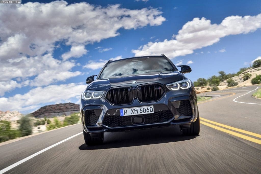 BMW X6 sombre sur une route de campagne
