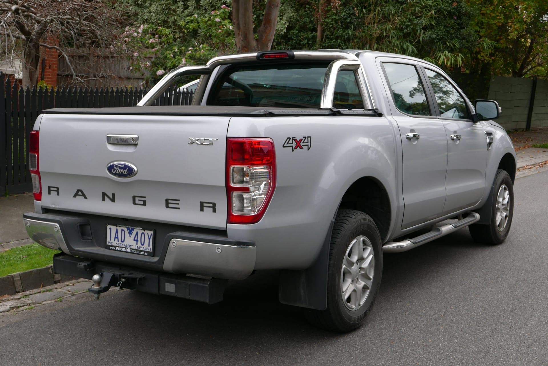 Ford Ranger double cabine gris vu de l’arrière