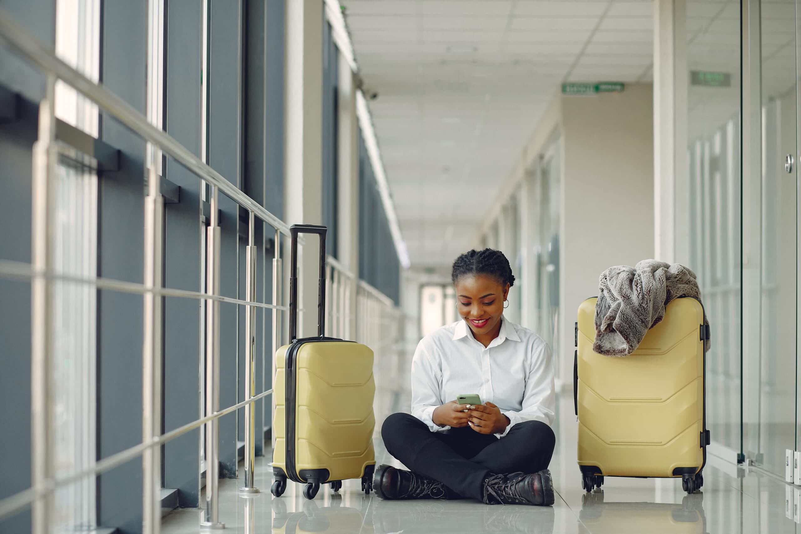 Voyageuse avec ses bagages dans le hall d'un aéroport