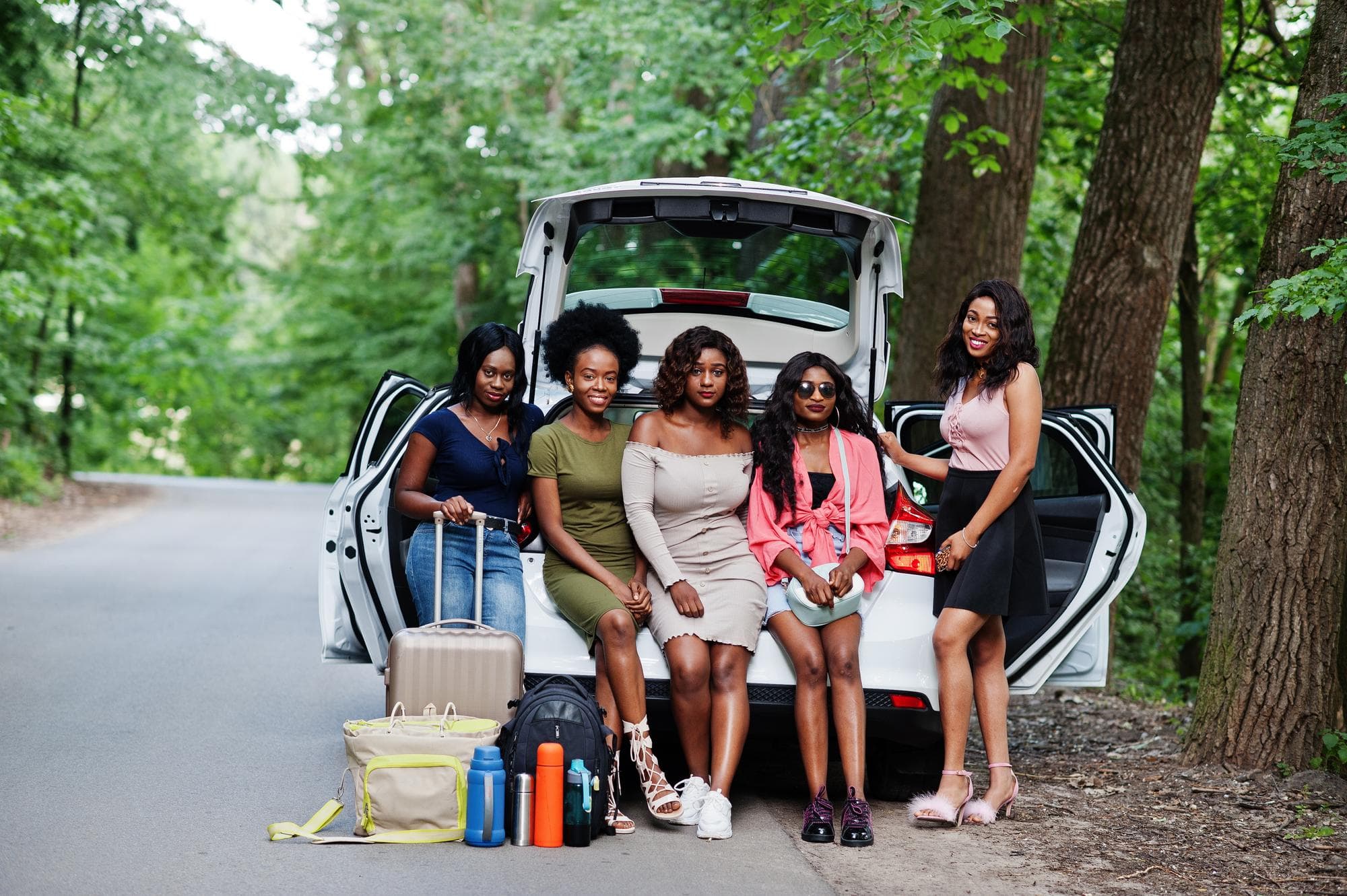 Groupe de voyageuses préparant leurs bagages