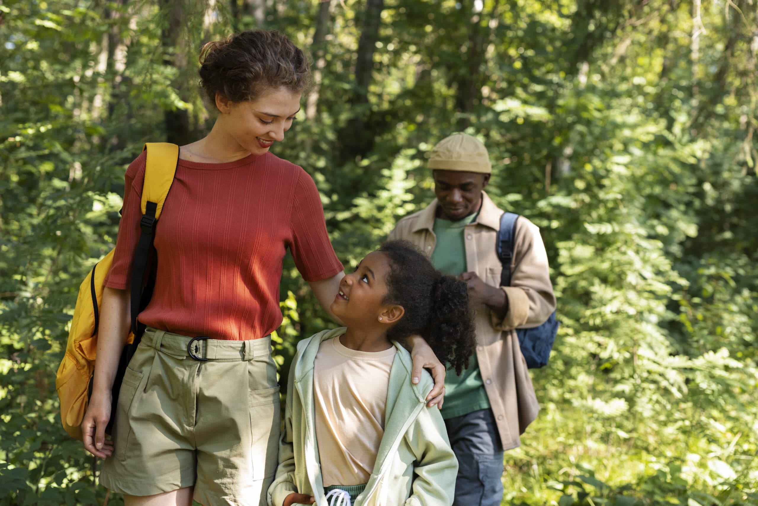 Famille en excursion dans la nature