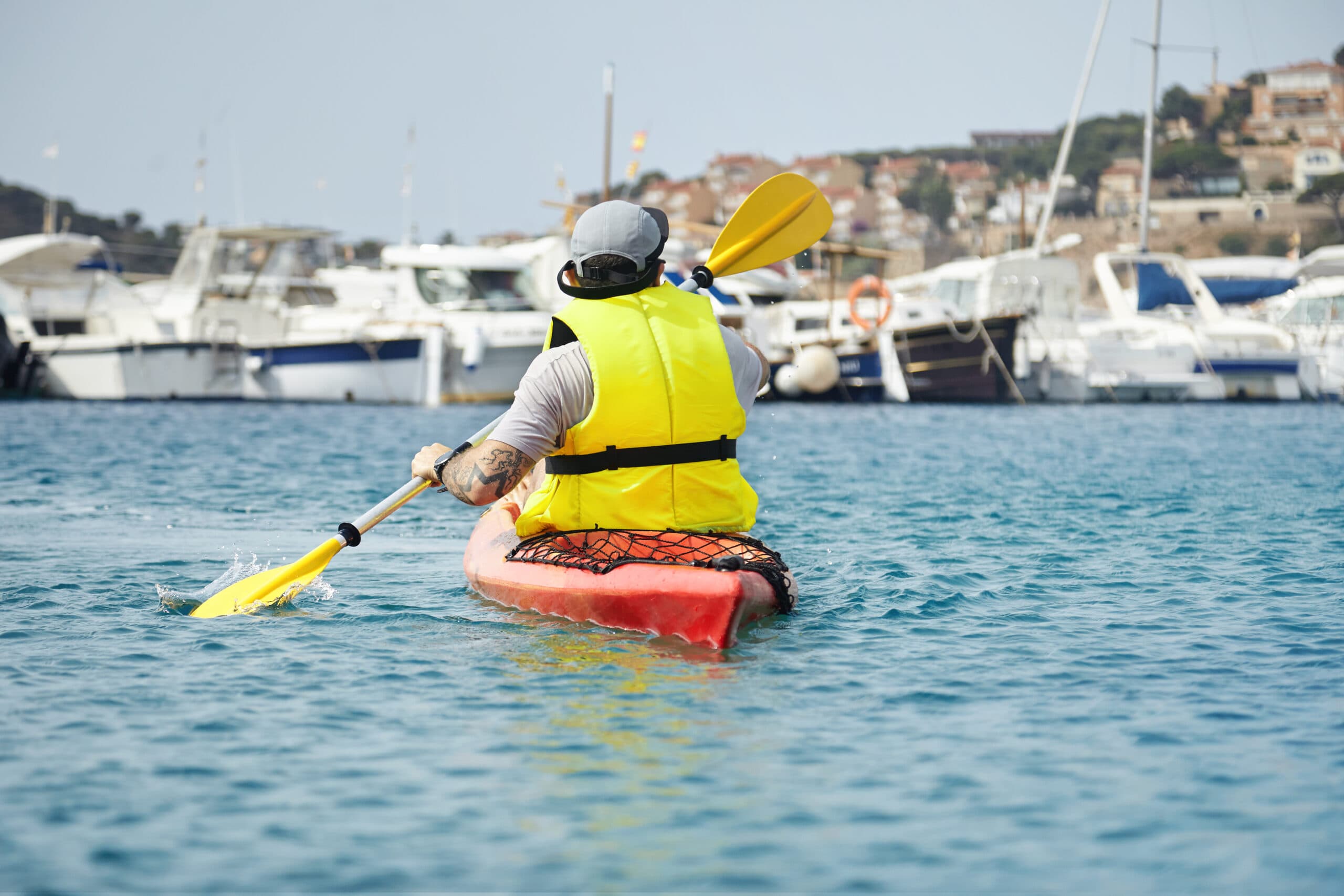 Kayak en mer près d'un lagon