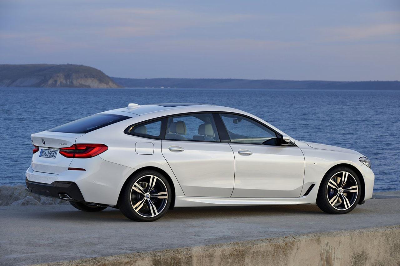 BMW Série 6 Gran Turismo blanche au bord de l’eau